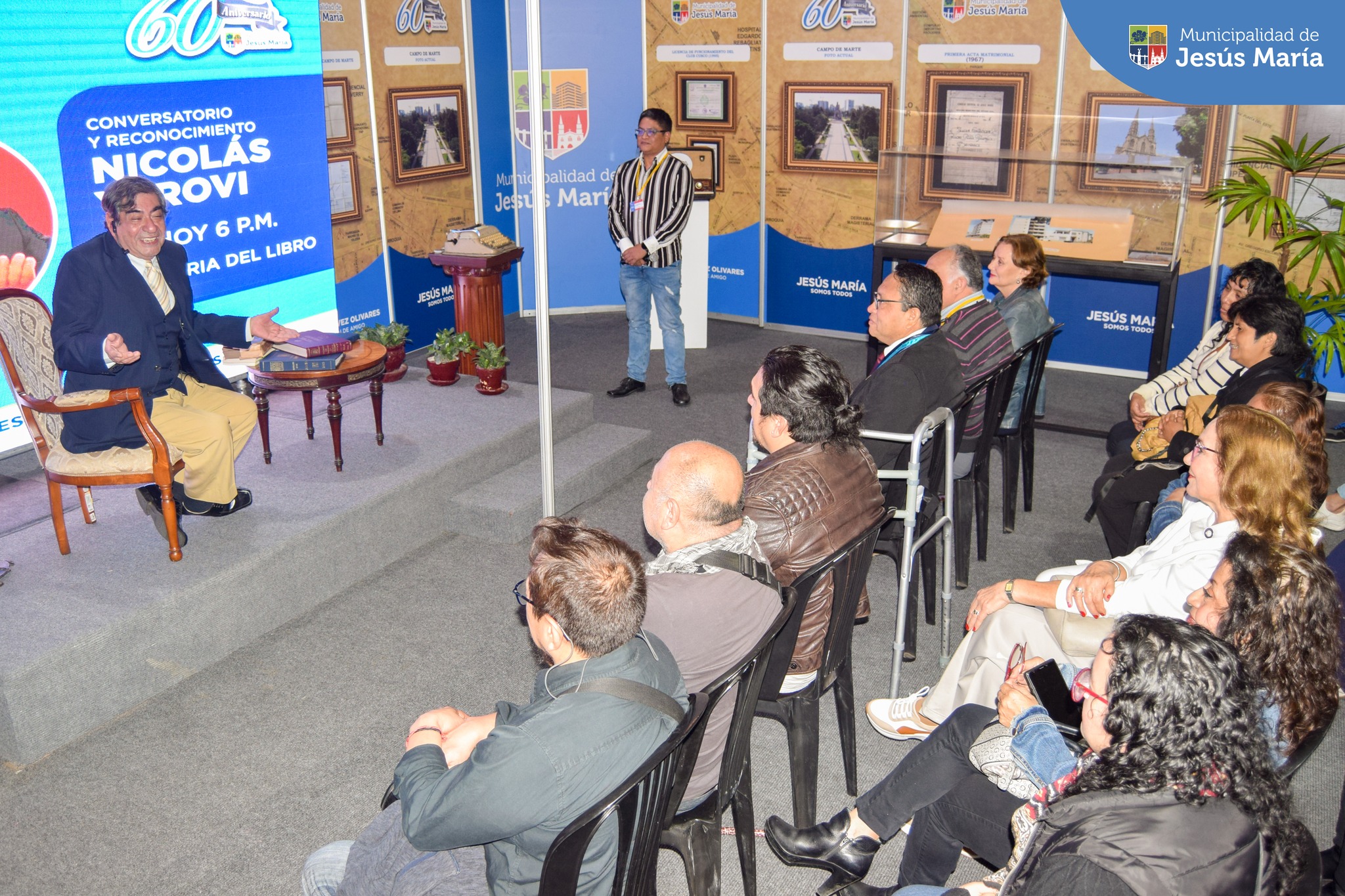 👏🏻 Compartimos con ustedes las mejores imágenes 📸 del reconocimiento que otorgamos al genial periodista, poeta y autor teatral Nicolás #JesúsMaríaSomosTodos #EsTiempoDeSolucionesYerovi. La presentación se realizó en nuestro stand de la Feria Internacional del Libro de Lima  📚 y posteriormente los visitantes pudieron disfrutar de un interesante conversatorio 🗣️ con el también novelista.