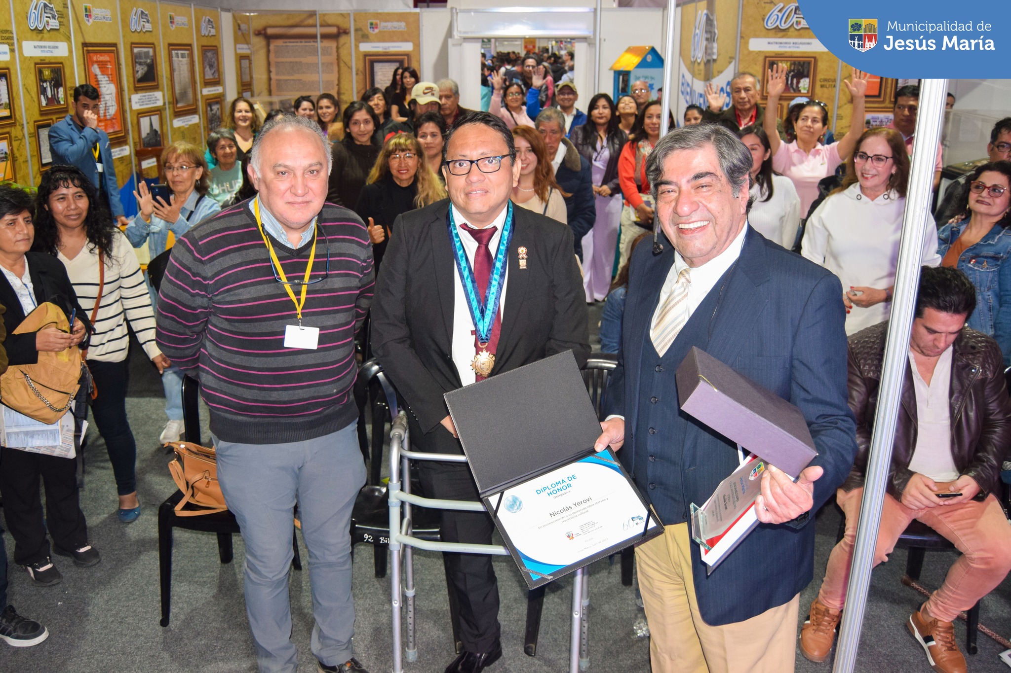 👏🏻 Compartimos con ustedes las mejores imágenes 📸 del reconocimiento que otorgamos al genial periodista, poeta y autor teatral Nicolás #JesúsMaríaSomosTodos #EsTiempoDeSolucionesYerovi. La presentación se realizó en nuestro stand de la Feria Internacional del Libro de Lima  📚 y posteriormente los visitantes pudieron disfrutar de un interesante conversatorio 🗣️ con el también novelista.