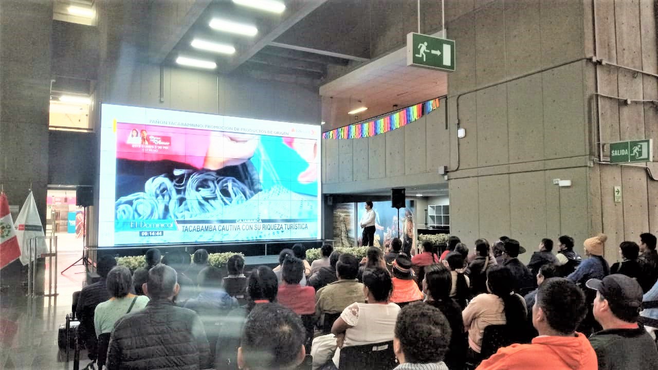 Indecopi capacitó y asesoró a más de 180 artesanos que participaron en feria “Ruraq Maki” sobre la importancia de registrar sus marcas