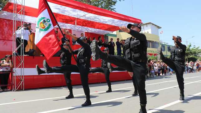Desfile en Nepeña