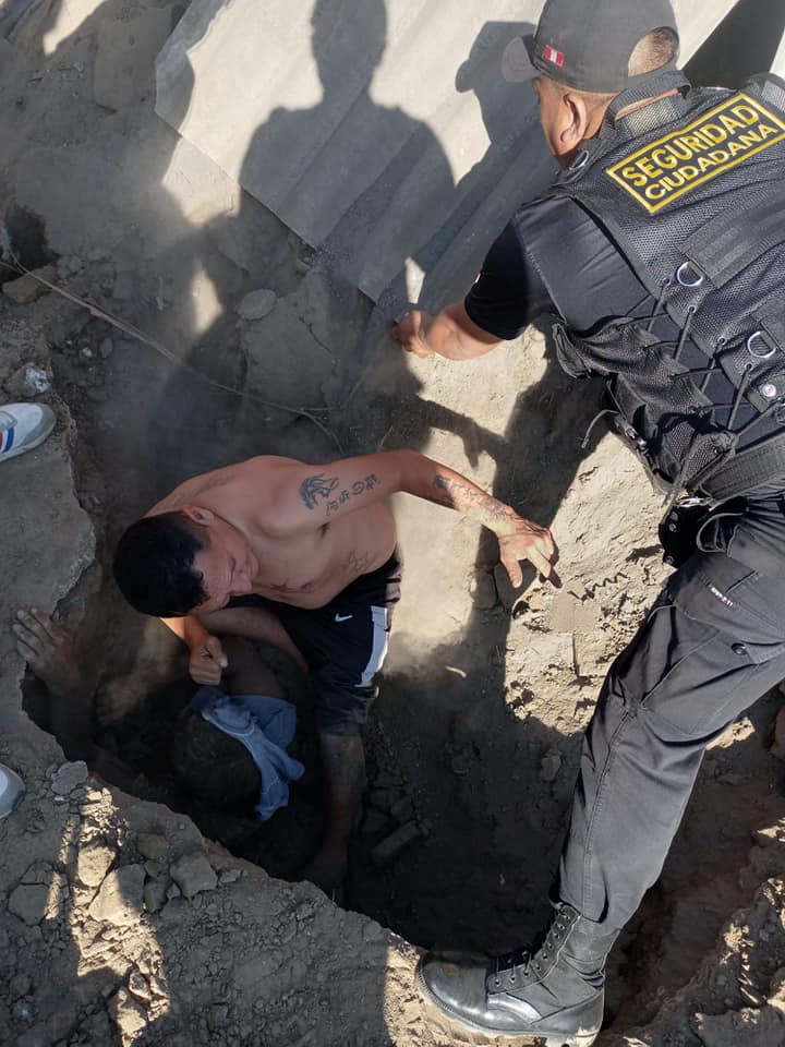  Salvan la vida de obrero que fue aplastado por una pared 