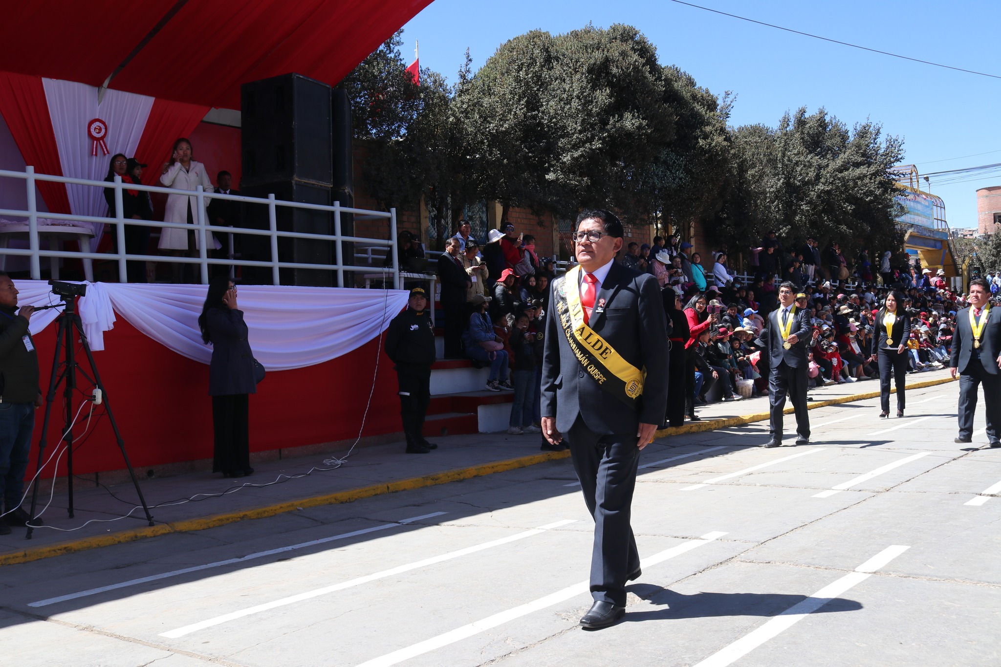 Archivo JPG el alcalde desfilando