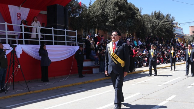 Archivo JPG el alcalde desfilando