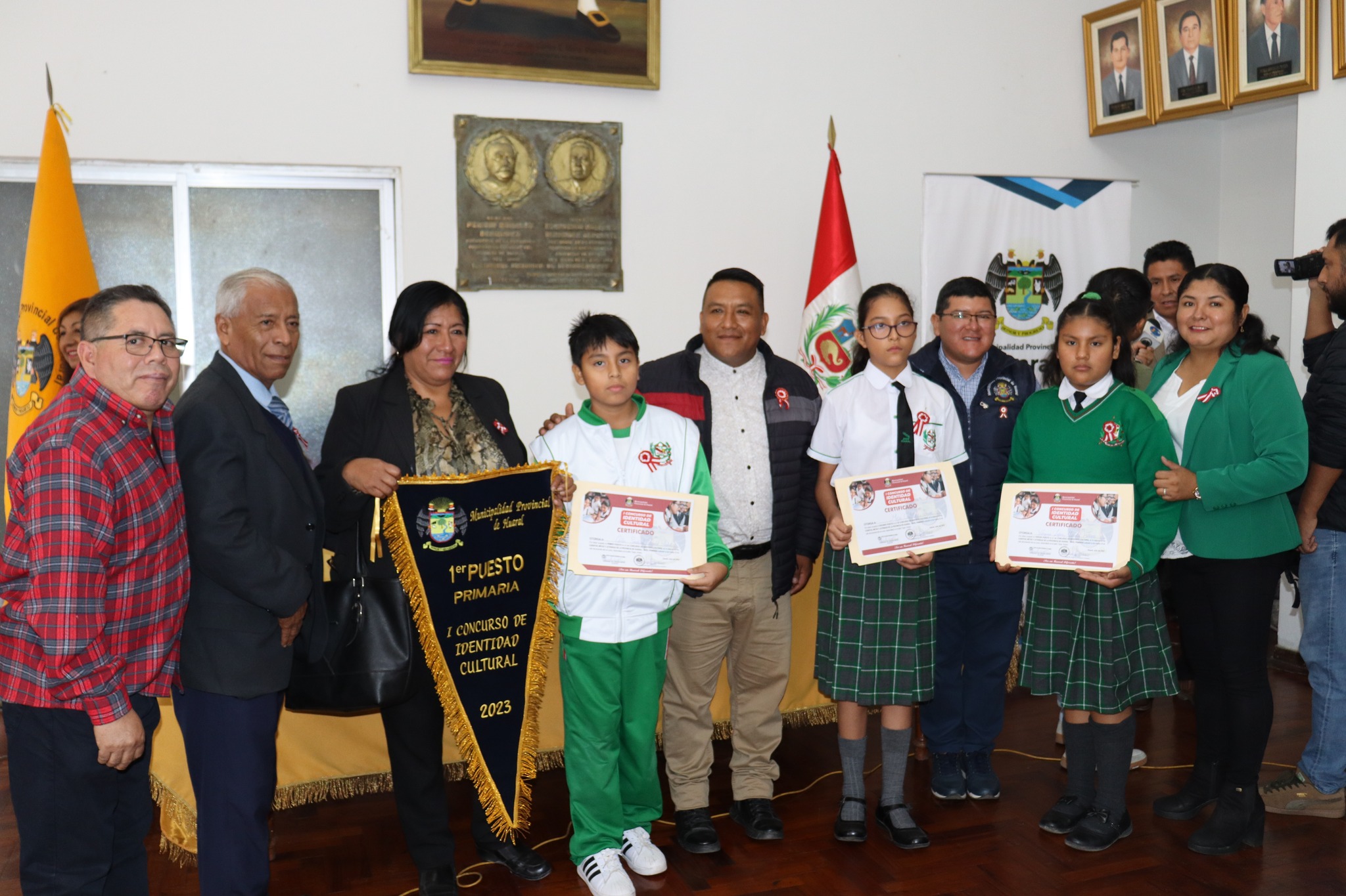 Premiación a los escolares ganadores del "Concurso cuentos, mitos y leyendas de la provincia de Huaral"