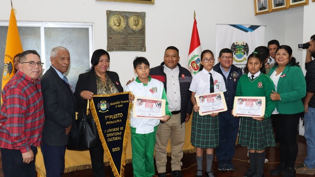 Premiación a los escolares ganadores del "Concurso cuentos, mitos y leyendas de la provincia de Huaral"