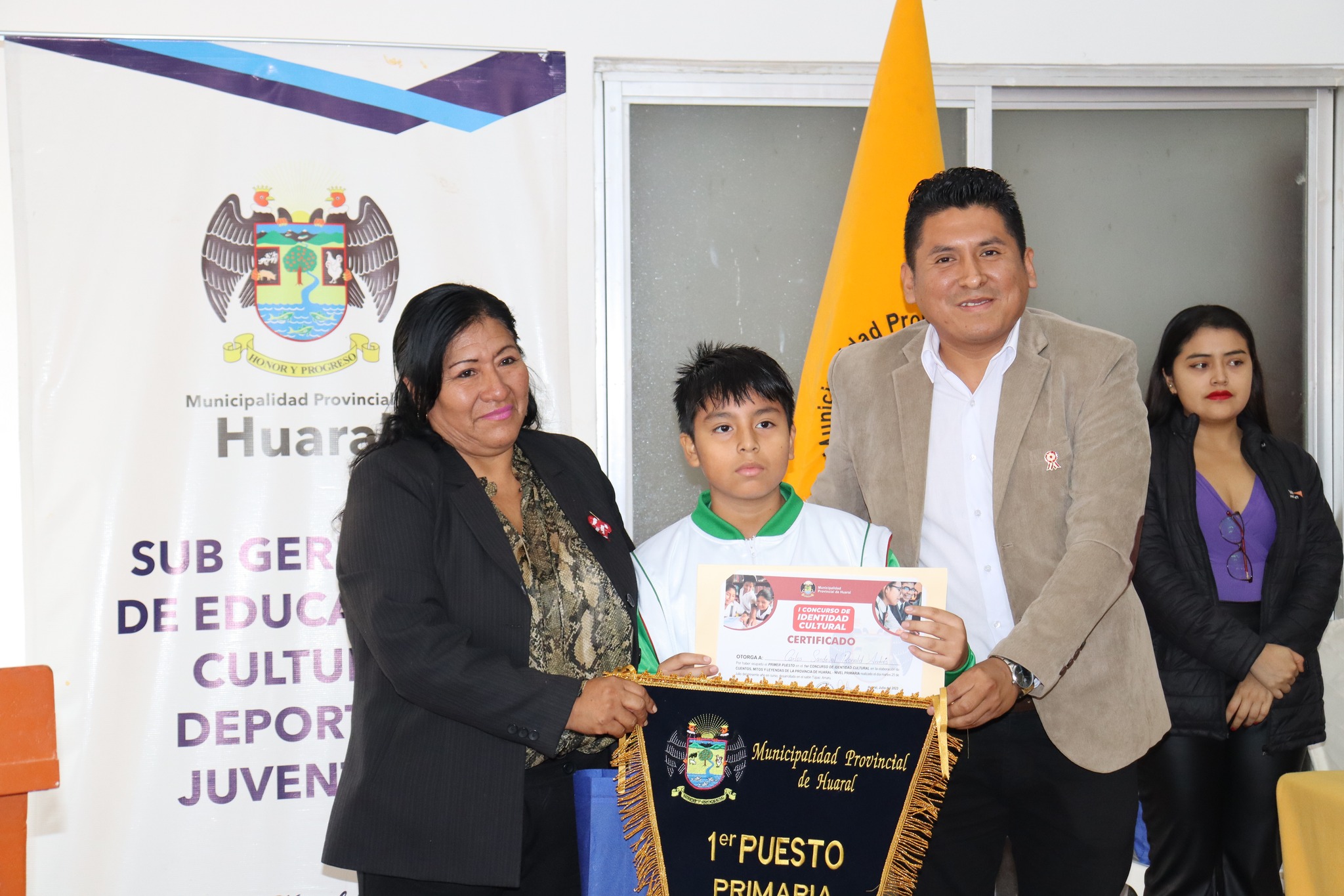 Premiación a los escolares ganadores del "Concurso cuentos, mitos y leyendas de la provincia de Huaral"