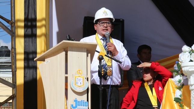 Archivo JPG el alcalde dando las palabras corespondientes