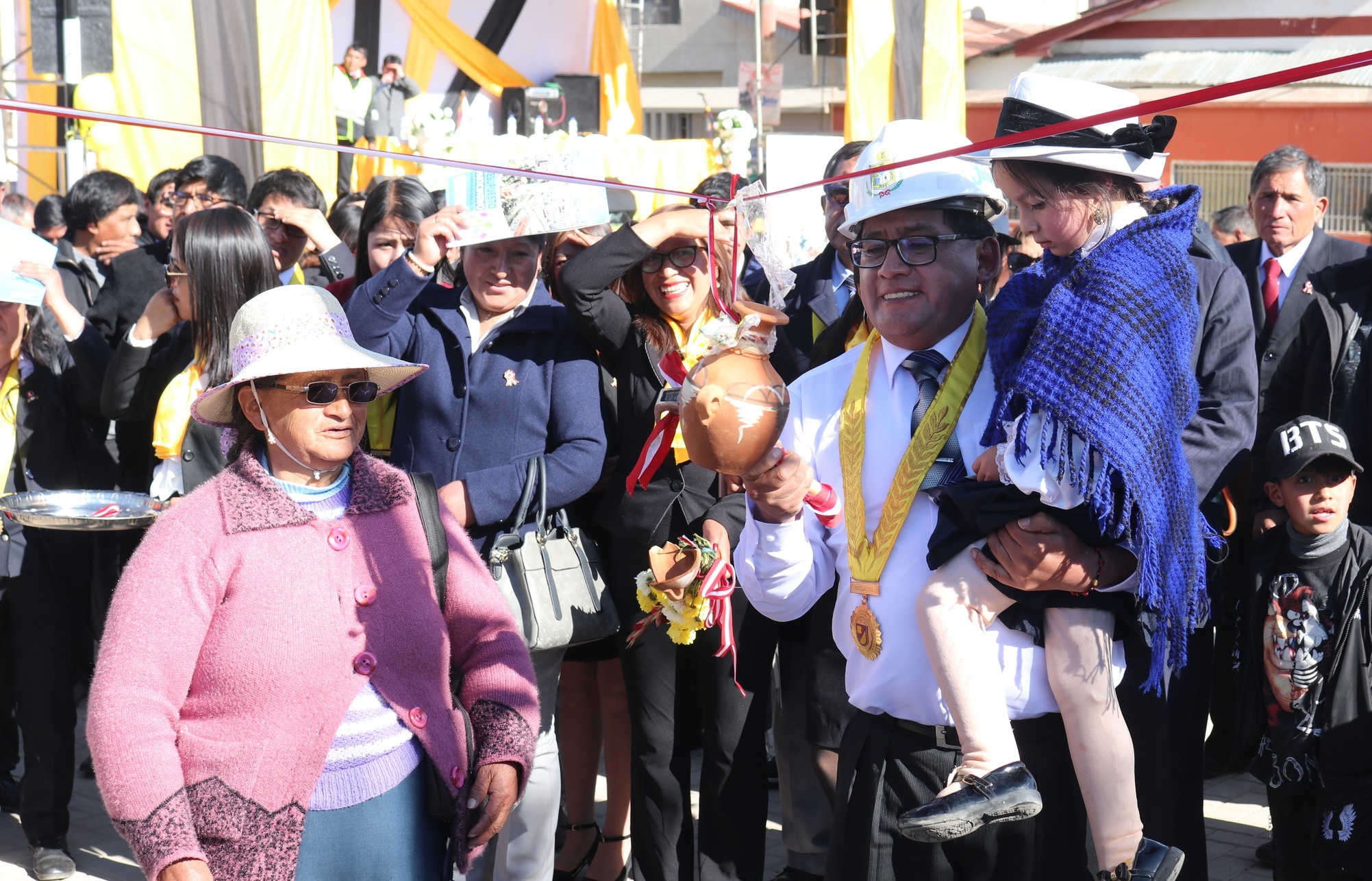 Archivo JPG rompiendo el porongo con su hija