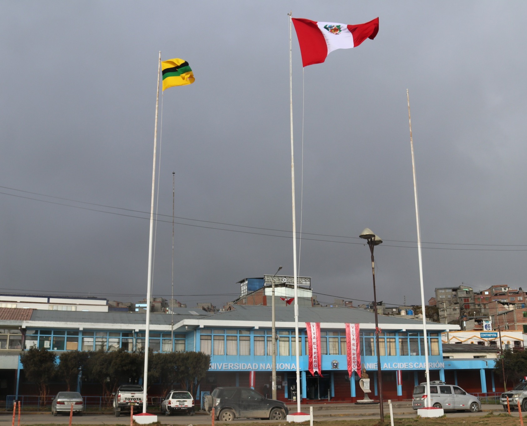 Archivo JPG las banderas en el parque universitario