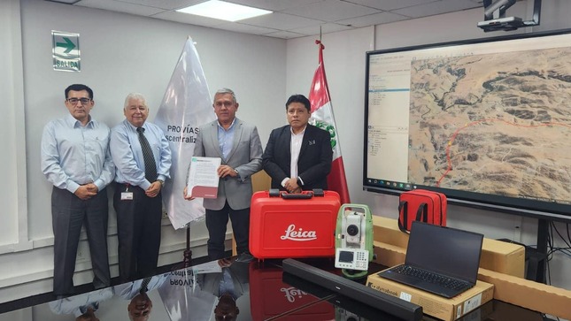 Alcalde provincial recibió de PROVÍAS equipo especial para fortalecer el Área Técnica Municipal 