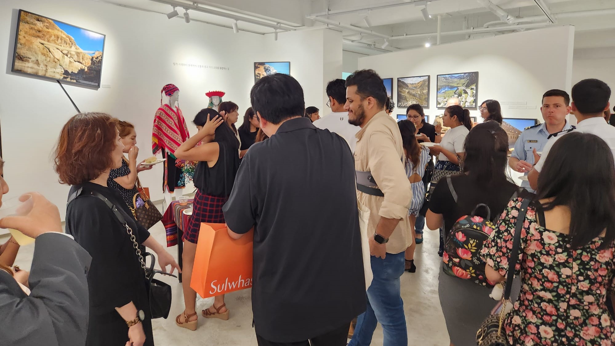 Se inaugura exposición fotográfica “Qhapac Ñan: The Great Inca Road” en Corea
