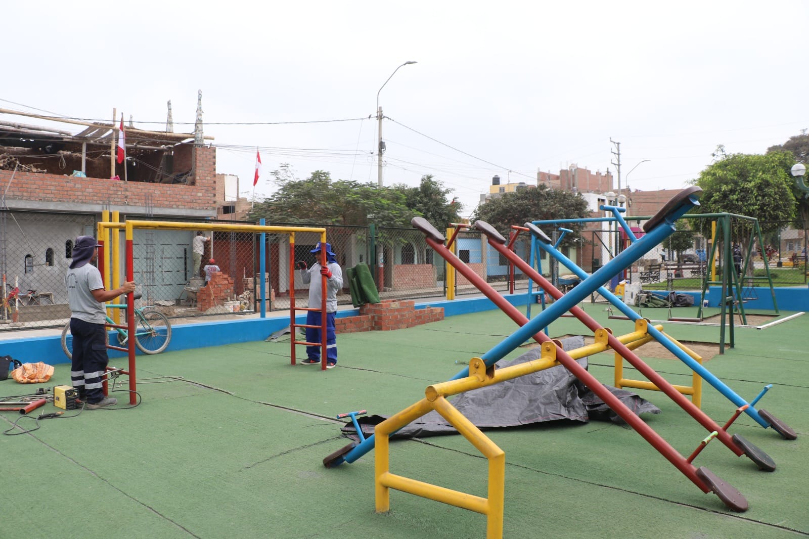 REALIZAN MANTENIMIENTO E IMPLEMENTACIÓN DE LAS INSTALACIONES DEL PARQUE INFANTIL UBICADO EN LA URB. EL MILAGRO