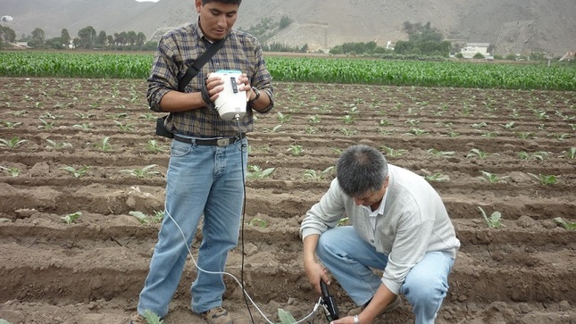 Investigadores analizando especies vegetales con tecnología 