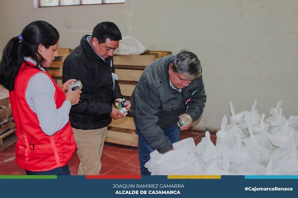 La Municipalidad Provincial de Cajamarca, a través de la gerencia de Desarrollo Social y Humano realizó una visita inopinada al almacén de alimentos del programa de complementación alimenticia (PCA) 
🗣El ing. Oscar Vásquez, gerente de Desarrollo Social, lideró esta visita a nuestro almacén donde el subgerente de Programas Sociales y Empadronamiento le enseñó el procedimiento que se cumple en dicho local para la conservación y entrega de alimentos a los diferentes comedores tanto de la ciudad como de la zona rural. 
De esta manera estamos garantizando un buen servicio y verificando que se cumplan con las exigencias y estándares de calidad para llegar a los que más lo necesitan. 