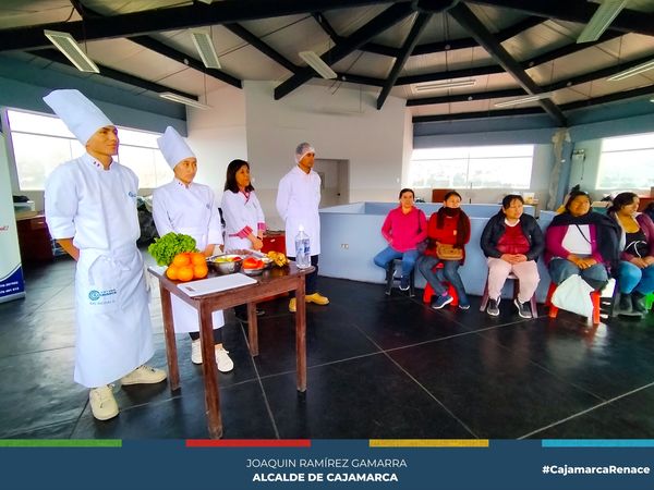 Con el objetivo de mejorar la calidad y la seguridad de los servicios gastron贸micos que ofrecen los restaurantes que operan dentro del Complejo Pecuario Iscoconga, se viene realizando capacitaciones peri贸dicas en temas de higiene y manipulaci贸n de alimentos. Estas capacitaciones son organizadas por la Municipalidad Provincial de Cajamarca, a trav茅s de la subgerencia de productividad y promoci贸n de la inversi贸n con la gesti贸n del administrador de la plaza pecuaria y en convenio con el Centro de Educaci贸n T茅cnico Productivo (CETPRO), quien brind贸 la asesor铆a t茅cnica y pr谩ctica a los participantes.
馃棧El administrador de la plaza pecuaria, Milton Vel谩squez, manifest贸 que es de suma importancia la pr谩ctica de la buena higiene en alimentos ya que esto garantiza la salud y seguridad de todos los asistentes.
馃憠Parte de estas capacitaciones es identificar y prevenir los riesgos sanitarios como la contaminaci贸n cruzada, la presencia de microorganismos pat贸genos, la alteraci贸n o adulteraci贸n de productos, entre otros.
鉁匘esde la comuna local seguiremos trabajando para garantizar un servicio de calidad y en buenas condiciones para toda la poblaci贸n.