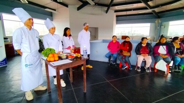 Con el objetivo de mejorar la calidad y la seguridad de los servicios gastronómicos que ofrecen los restaurantes que operan dentro del Complejo Pecuario Iscoconga, se viene realizando capacitaciones periódicas en temas de higiene y manipulación de alimentos. Estas capacitaciones son organizadas por la Municipalidad Provincial de Cajamarca, a través de la subgerencia de productividad y promoción de la inversión con la gestión del administrador de la plaza pecuaria y en convenio con el Centro de Educación Técnico Productivo (CETPRO), quien brindó la asesoría técnica y práctica a los participantes.
🗣El administrador de la plaza pecuaria, Milton Velásquez, manifestó que es de suma importancia la práctica de la buena higiene en alimentos ya que esto garantiza la salud y seguridad de todos los asistentes. 
👉Parte de estas capacitaciones es identificar y prevenir los riesgos sanitarios como la contaminación cruzada, la presencia de microorganismos patógenos, la alteración o adulteración de productos, entre otros.
✅Desde la comuna local seguiremos trabajando para garantizar un servicio de calidad y en buenas condiciones para toda la población. 