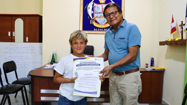 #MDMInforma | ALCALDE MANUEL CRUZ AGUILAR ENTREGA RECONOCIMIENTO📃 A UN  GRANDE  DEPORTISTA  🏄🏆