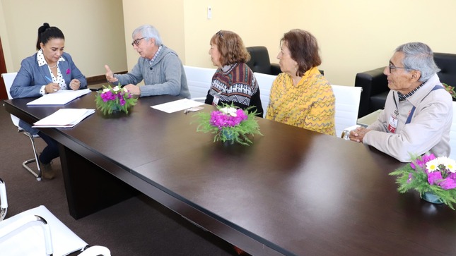 Maestros jubilados son atendidos por gobernadora regional