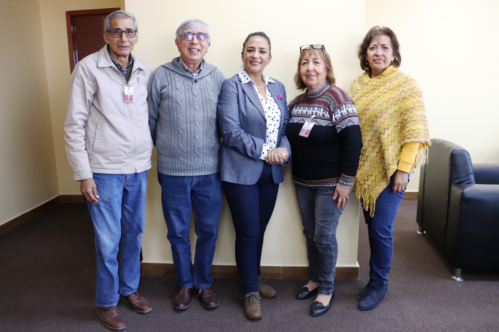 Maestros jubilados son atendidos por gobernadora regional