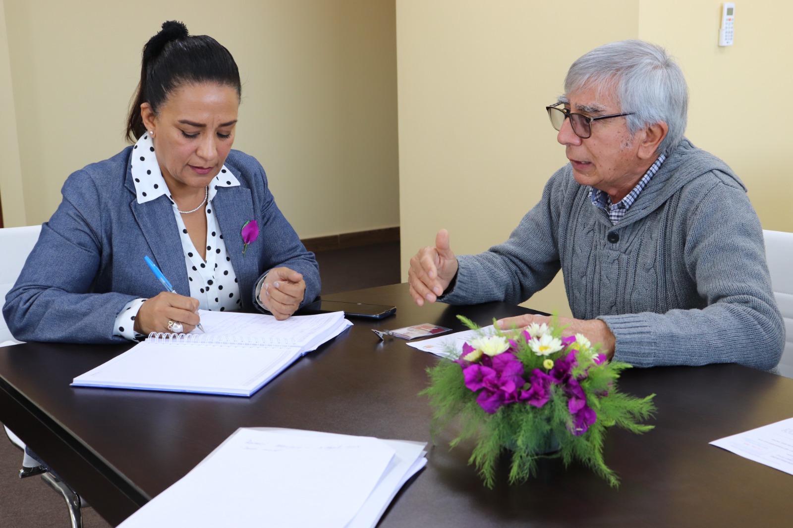 Maestros jubilados son atendidos por gobernadora regional