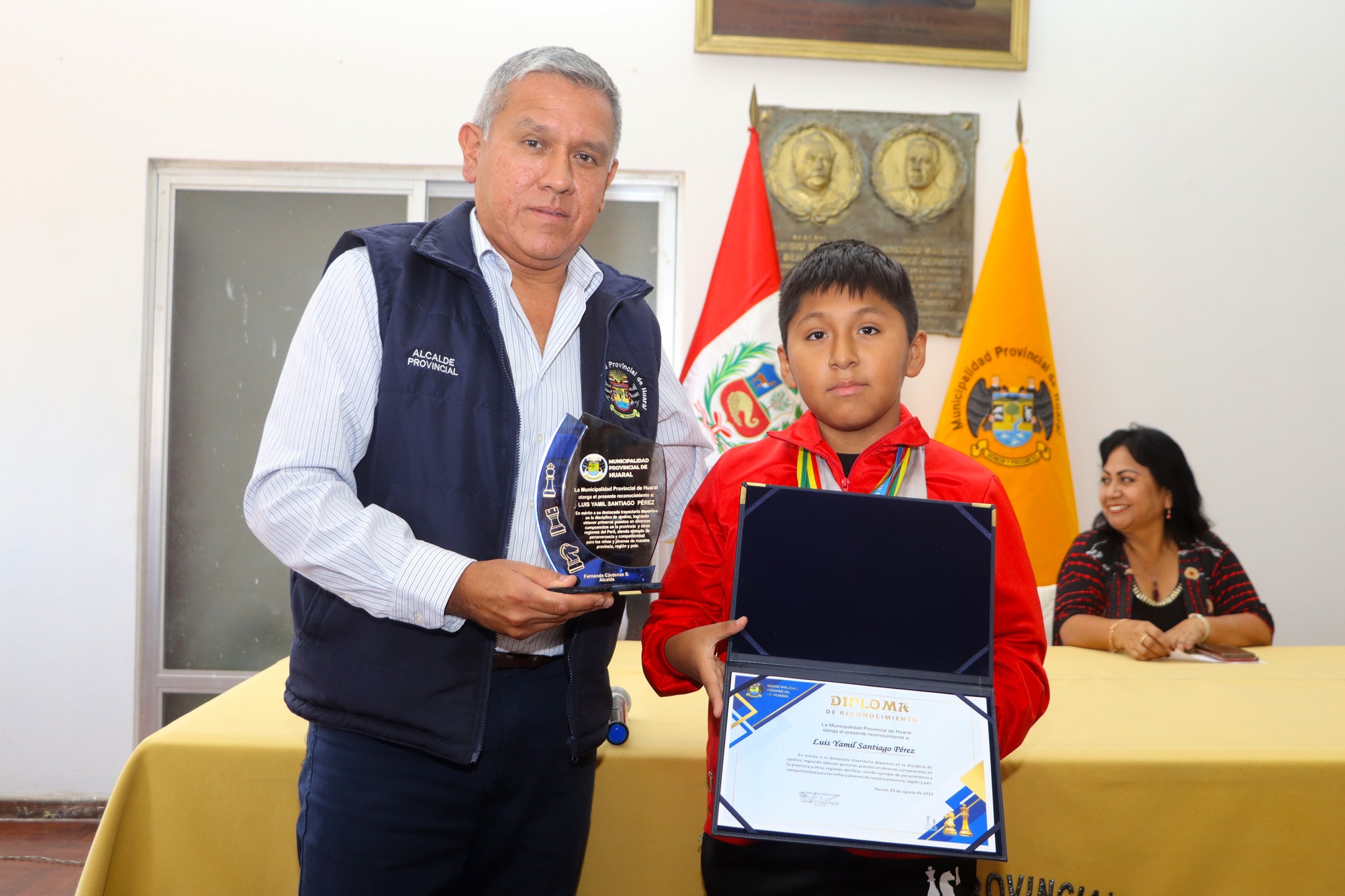 Alcalde Fernando Cárdenas realizó reconocimiento por destacada trayectoria a niño ajedrecista huaralino