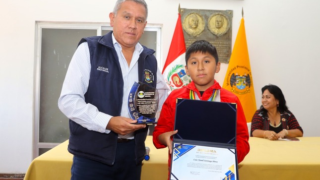 Alcalde Fernando Cárdenas realizó reconocimiento por destacada trayectoria a niño ajedrecista huaralino