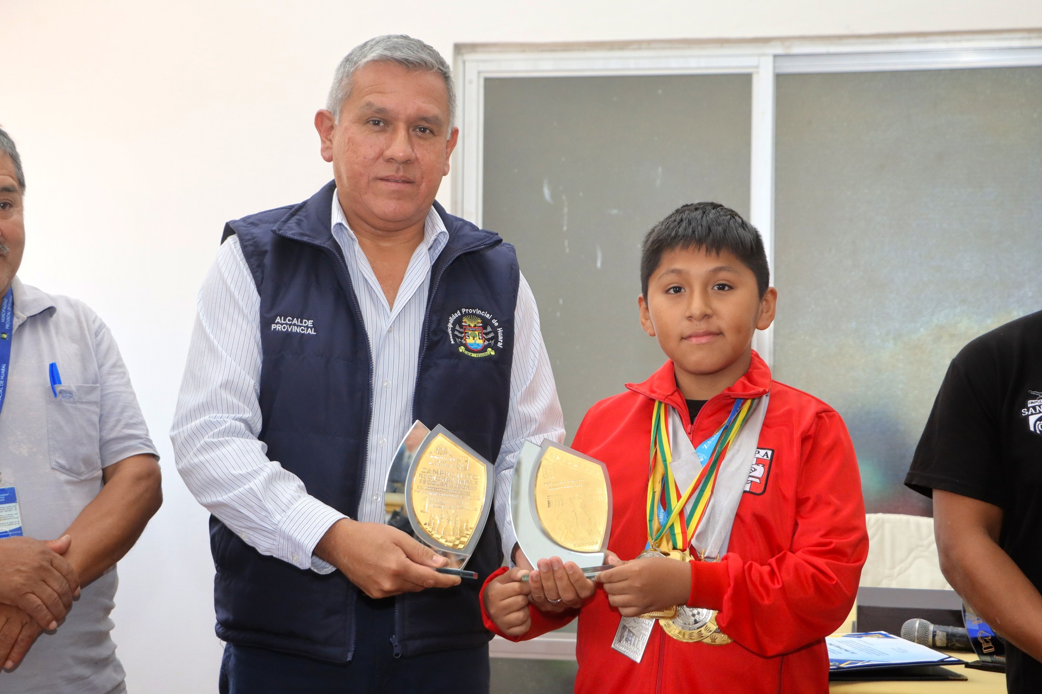 Alcalde Fernando Cárdenas realizó reconocimiento por destacada trayectoria a niño ajedrecista huaralino