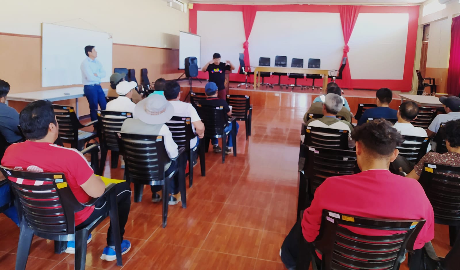 PROYECTO ESPECIAL REGIONAL PASTO GRANDE CAPACITA A NUEVO PERSONAL PARA REALIZAR LABORES EN CANAL DE CONDUCCIÓN