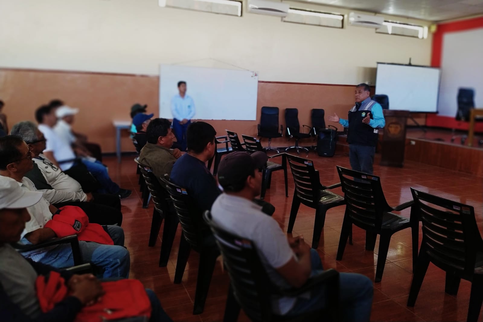 PROYECTO ESPECIAL REGIONAL PASTO GRANDE CAPACITA A NUEVO PERSONAL PARA REALIZAR LABORES EN CANAL DE CONDUCCIÓN