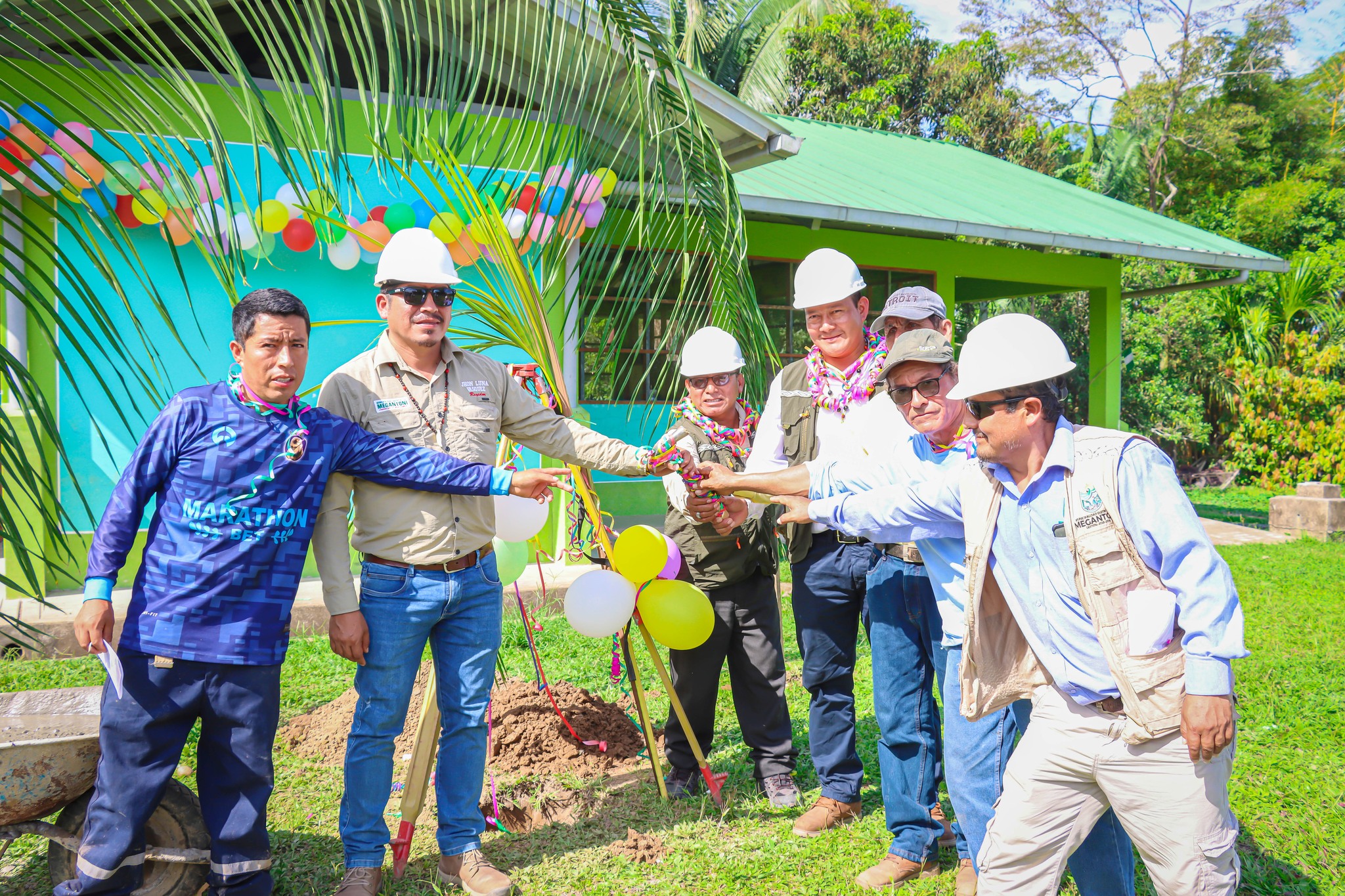 Municipalidad Distrital de Megantoni inici贸 Mantenimiento de Sal贸n Comunal Multiuso en AA.RR. SHINTORINI