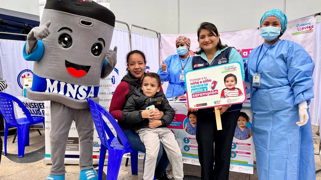 Minsa realizó campaña de vacunación contra polio y sarampión en los exteriores de Canal 5
