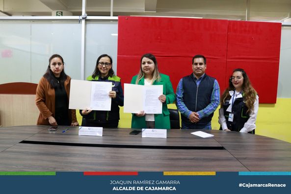 La Municipalidad Provincial de Cajamarca, a través de la Oficina General de Gestión de Recursos Humanos y la Red Integrada de Salud Cajamarca, firmaron una alianza de coordinación en favor de la salud mental de todo el personal que labora en la comuna local. 
✅El objetivo es fortalecer y apoyar a las capacidades que mejoren el desempeño laboral y el buen manejo de emociones, así como actividades de prevención para evitar situaciones que puedan afectar la salud de nuestros colaboradores. 
👉Como parte de la política de esta gestión municipal, es importante seguir mejorando las condiciones laborales y situaciones que permitan un mejor y sano ambiente laboral y y un buen manejo de emociones personales. 