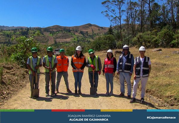 La Municipalidad Provincial de Cajamarca y la gerencia de Infraestructura Pública realizaron una visita al proyecto denominado: "Mantenimiento rutinario del camino vecinal CA-106 (Asunción) - Pacaoto - Dv- Aranmarca - Ogoriz; Emp Ca-1437 (Ogoriz) - Haranmarca - Emp.Ca - 1441 (Cruce San Juan) Emp. Ca - 1441 - Huacraruco (12.5 Km) ubicado en los distritos de Asunción y San Juan, provincia de Cajamarca, ejecutado por un monto de s./58.000.00 soles.
👉Estos trabajos permitirán la remoción y limpieza de desechos de derrumbes, limpieza de cuneta y canaletas, permitiendo así un mejor acceso a diferentes comunidades. Teniendo en cuenta que diferentes cuadrillas vienen realizando este importante trabajo.
✅Finalmente, la gente mostró su agradecimiento por los trabajos que vienen realizando la Municipalidad Provincial de Cajamarca y agradecieron al alcalde provincial Joaquin Ramírez Gamarra por el esfuerzo y el trabajo mancomunado para mejorar todas las vías de acceso en la provincia.