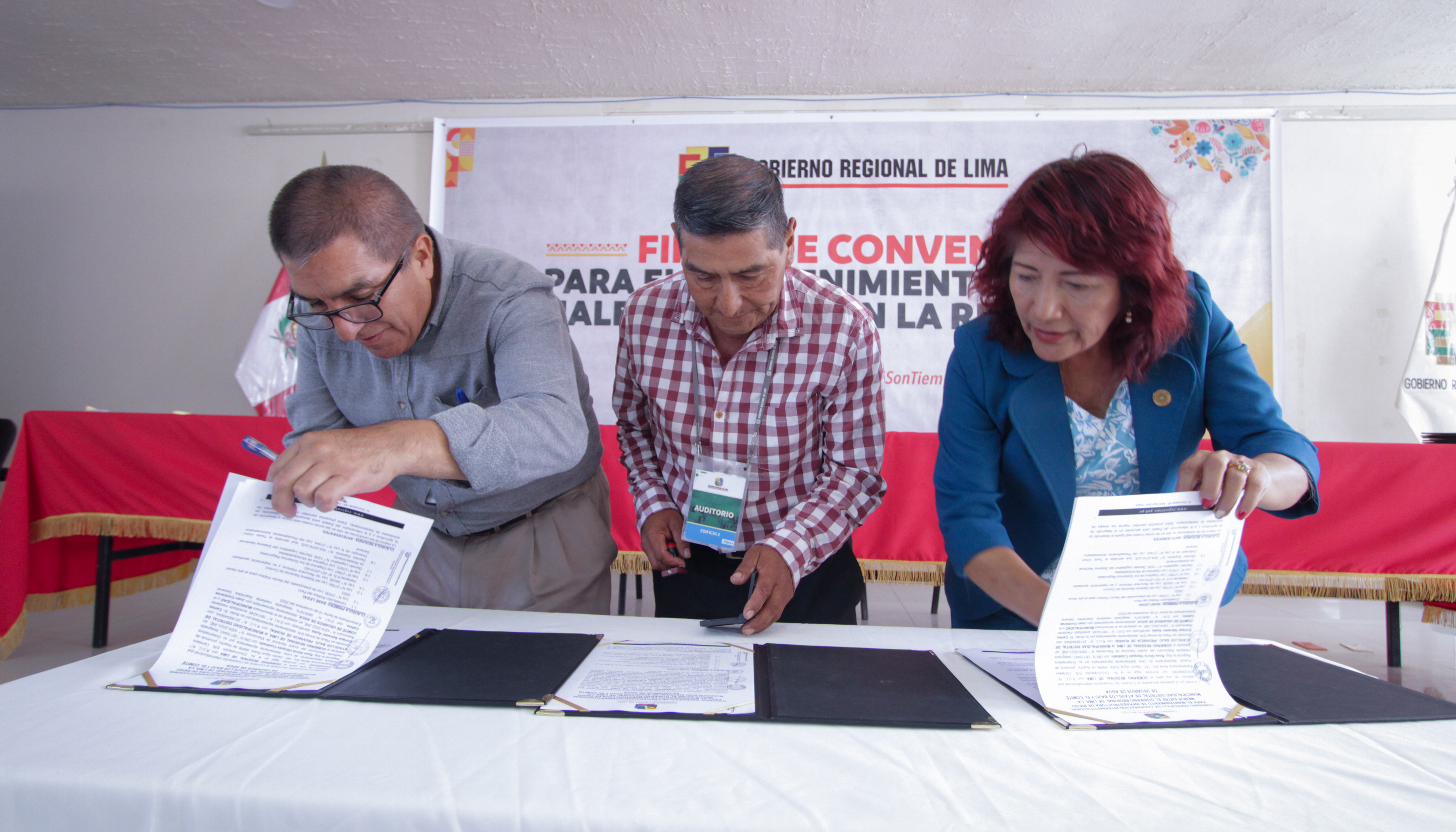 Gore Lima firma convenios para el mantenimiento de canales de riego