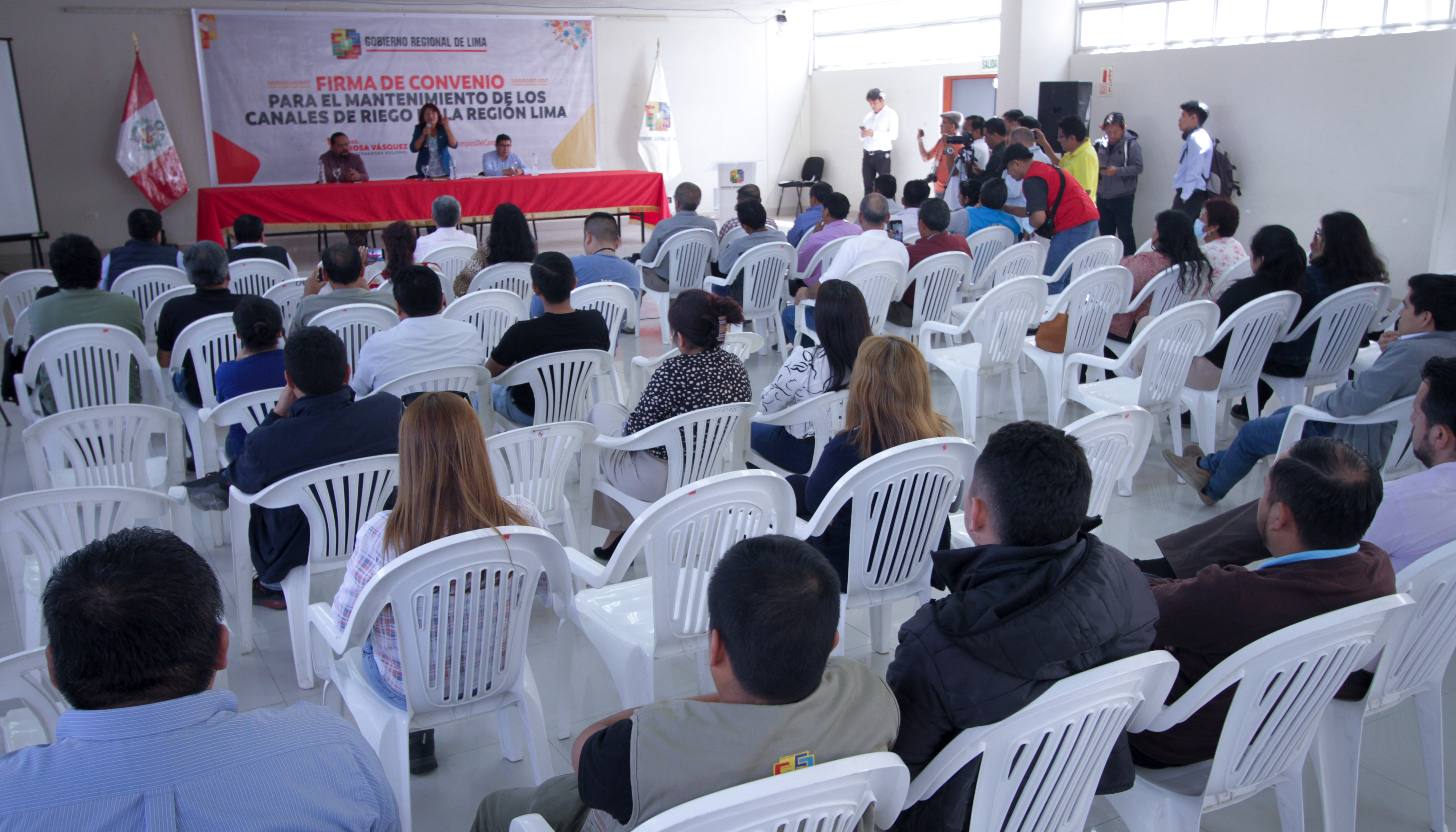 Gore Lima firma convenios para el mantenimiento de canales de riego