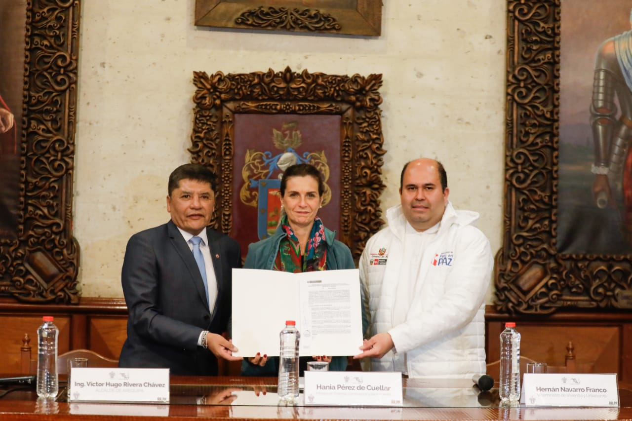 Ministra Hania Pérez de Cuéllar también participó en firma de convenio con Municipalidad Provincial de Arequipa, para actualizar su Plan de Desarrollo Urbano.