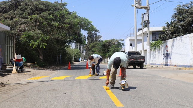 Servidores pintando entrada de Nepeña