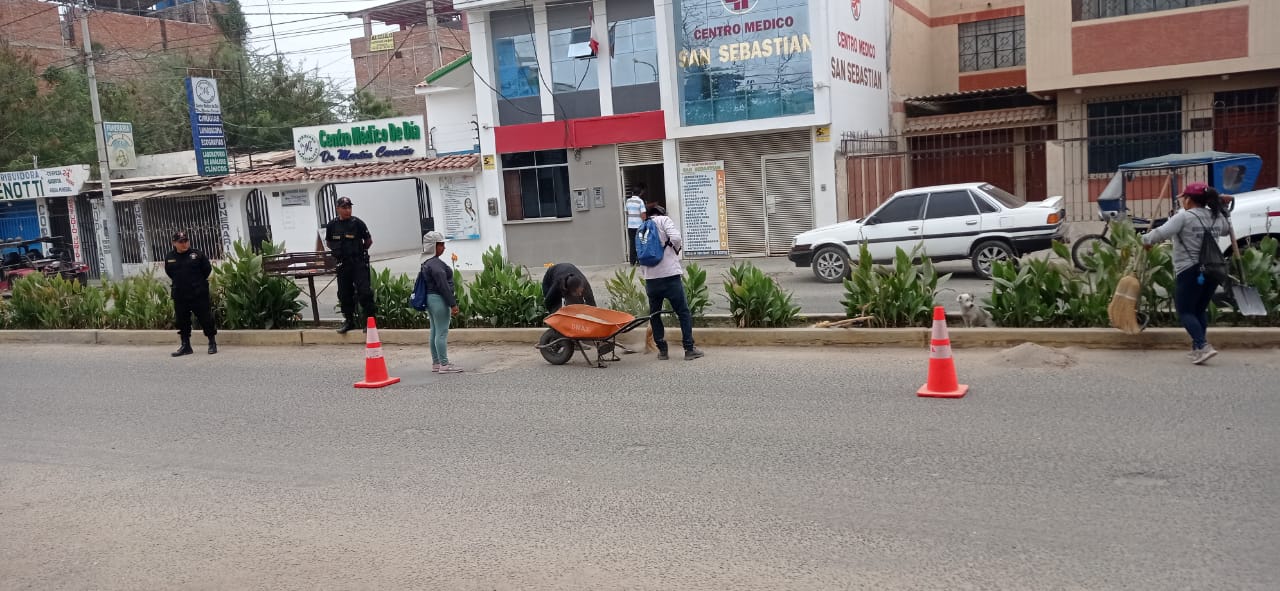 Municipalidad Continua Con Limpieza Y Desarenado En La Av. Santa Rosa Y Tangarará