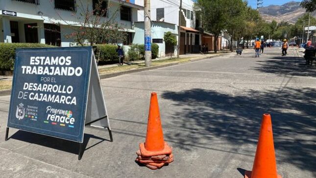 En un operativo inopinado, la comuna local intervino el local conocido como "Pollería El Palacio del Sabor"  ubicado en el jirón Angamos N°1093 encontrando condiciones insalubres. 
👉🏻Al momento de la intervención el área de calidad y seguridad alimentaria - laboratorio de bromatología, encontró personal con indumentaria incompleta e inadecuada, contaminación cruzada, verduras en estado de descomposición, utensilios en mal estado, falta de limpieza de cocina y servicios higiénicos, falta de certificado de inspección y heces de roedores.  
🚫Por todas estas observaciones, el establecimiento fue clausurado esperando que puedan levantar las observaciones, teniendo en cuenta que la salud de los cajamarquinos está en riesgo. 