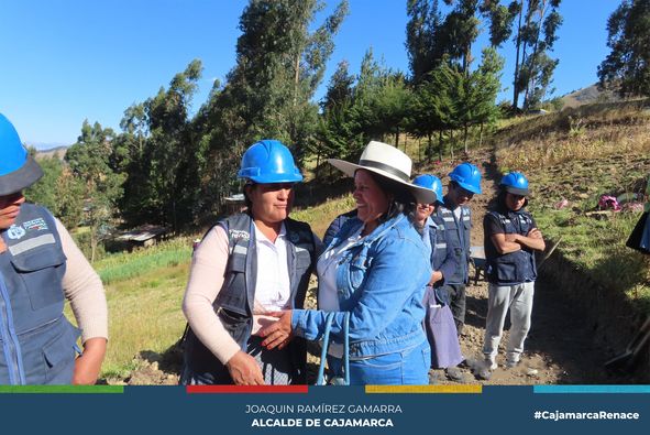 La Municipalidad Provincial de Cajamarca, a a través del Programa Renace, continúa trabajando en diferentes puntos de toda la provincia con el objetivo de mejorar la calidad de vida de miles de cajamarquinos.
✅En esta oportunidad, la regidora Delia Tafur, supervisó in situ los trabajos de apertura de una nueva trocha carrozable en el caserío de Porcón Bajo que lo vienen ejecutando los mismos pobladores gracias al programa Renace que les brinda empleo temporal y beneficia a toda la comunidad.