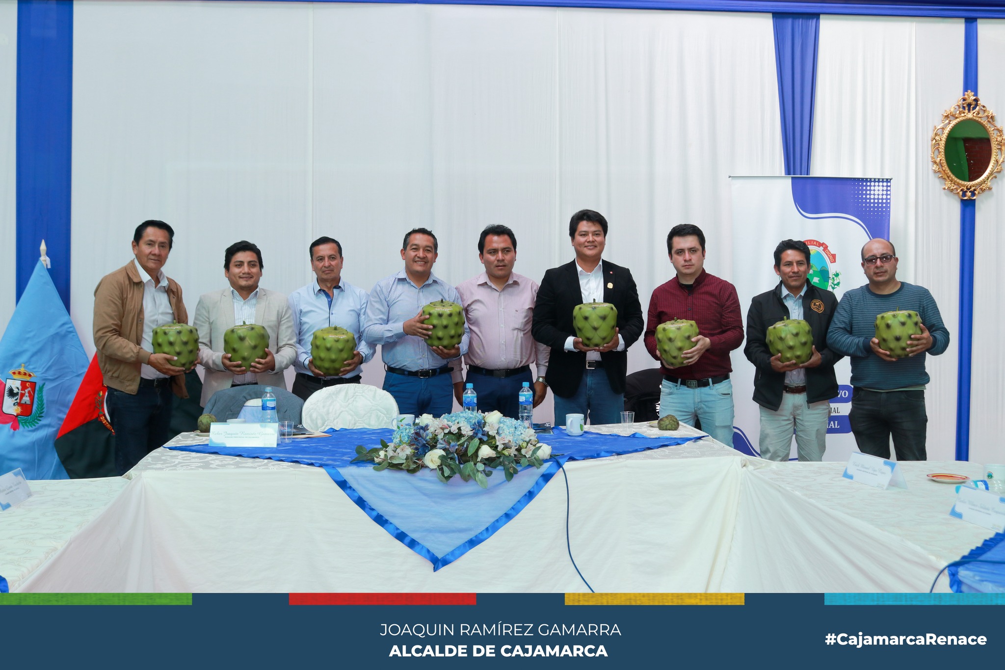 El gerente municipal, Wilder Narro, en representación del alcalde provincial de Cajamarca, se reunió en el distrito de San Juan con todos los alcaldes distritales con el objetivo de seguir coordinando y tomando acciones frente al mantenimiento y gestión de la infraestructura vial de toda la provincia.
🗣En su alocución, el gerente municipal enfatizó en la importante adquisición de un pool de maquinarias gestionada por el alcalde provincial Joaquin Ramírez Gamarra, que servirá para brindar mantenimiento a diferentes vías y trabajos de prevención necesarios. Ademas, enfatizó que el turismo se tiene que impulsar con otras instituciones para lograr una reactivación económica inmediata.
🤝La próxima reunión se realizará en el distrito de Baños Del Inca, para conocer la realidad y continuar tomando acciones que mejoren los accesos a todos los distritos de Cajamarca.