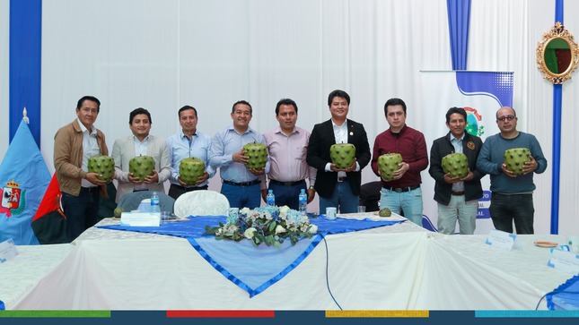 El gerente municipal, Wilder Narro, en representación del alcalde provincial de Cajamarca, se reunió en el distrito de San Juan con todos los alcaldes distritales con el objetivo de seguir coordinando y tomando acciones frente al mantenimiento y gestión de la infraestructura vial de toda la provincia. 
🗣En su alocución, el gerente municipal enfatizó en la importante adquisición de un pool de maquinarias gestionada por el alcalde provincial Joaquin Ramírez Gamarra, que servirá para brindar mantenimiento a diferentes vías y trabajos de prevención necesarios. Ademas, enfatizó que el turismo se tiene que impulsar con otras instituciones para lograr una reactivación económica inmediata. 
🤝La próxima reunión se realizará en el distrito de Baños Del Inca, para conocer la realidad y continuar tomando acciones que mejoren los accesos a todos los distritos de Cajamarca. 