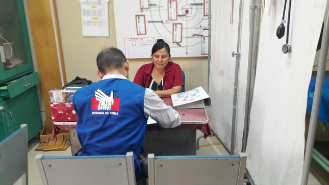 Representante de la Defensoría del Pueblo en centro de salud