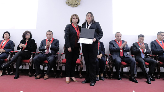 Presidenta de la Corte Superior del Callao, Teresa Soto Gordon, premió a jueces por tener nivel muy alto en producción jurisdiccional