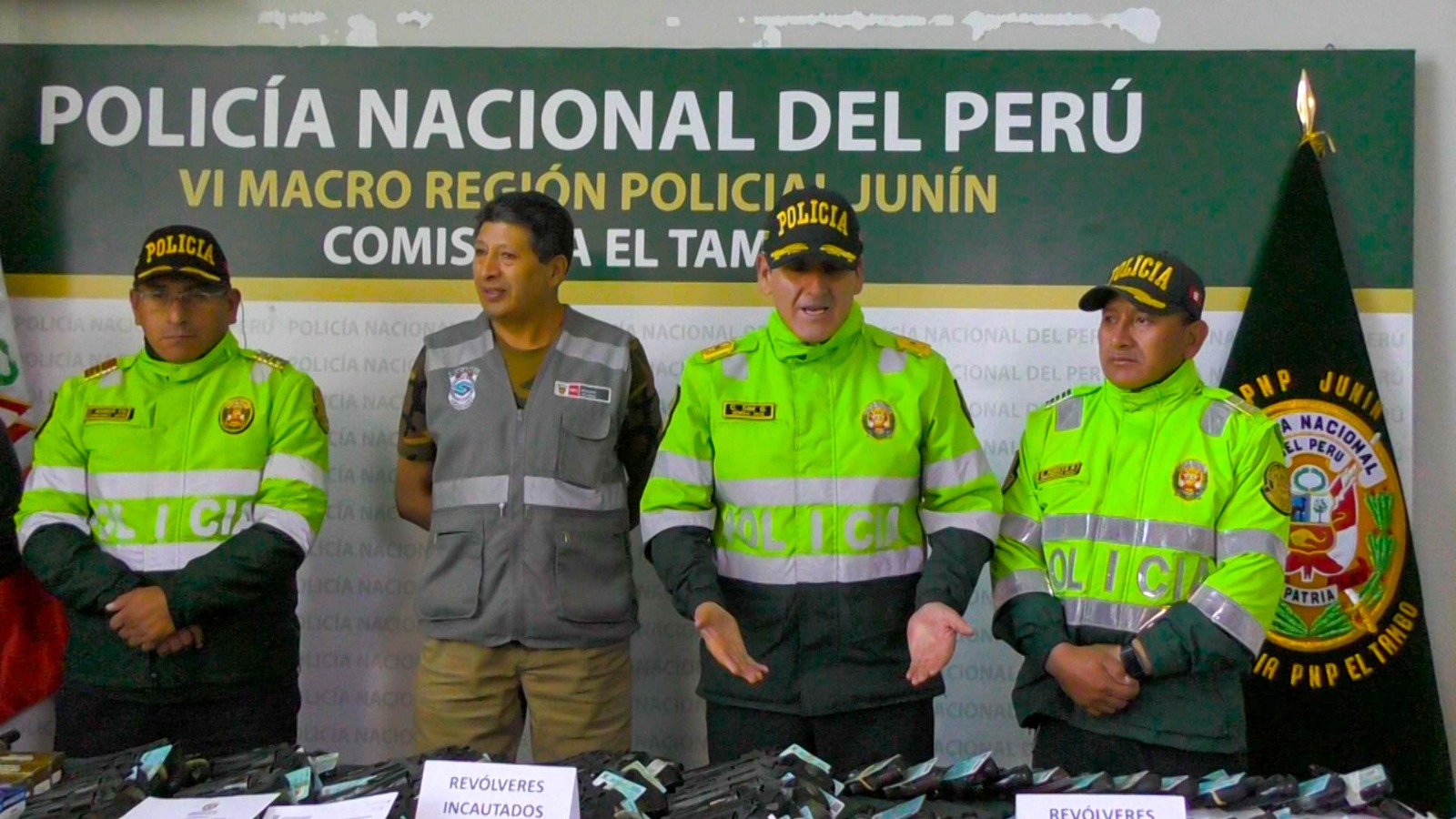Un total de 106 armas de fuego y 245 municiones de diverso calibre incautó la Policía Nacional del Perú, en la ciudad de Huancayo, en coordinación con la Superintendencia Nacional de Control de Servicios de Seguridad, Armas, Municiones y Explosivos de Uso Civil (Sucamec), a una empresa de seguridad, durante un operativo en el marco de la estrategia para fortalecer la seguridad ciudadana en esa región del país.
Las armas incautadas son 102 revólveres, cuatro escopetas, 47 municiones de escopeta y 198 municiones de revolver, que eran almacenadas sin las medidas mínimas de seguridad, lo que las hacía vulnerables a los robos.
El general PNP Colin Sim Galván, jefe de la VI Maro Región Policial Junín-Huancavelica, informó que el objetivo de la operación fue prevenir que el armamento almacenado en la empresa de seguridad intervenida sea robado, extraviado o caiga en las manos de la delincuencia.
Indicó que un robo a un almacén de armas podría afectar seriamente la seguridad ciudadana y refirió que en este caso, las armas fueron encontradas sobre una mesa de concreto sin las medidas de seguridad necesarias.
“No cuentan con alarmas, cámaras de Videovigilancia, y un ambiente destinado para las armas con las condiciones mínimas de seguridad” acotó.
Detalló que las normas vigentes establecen que los lugares de almacenamiento de armas deben contar con alarmas interconectadas con la Policía Nacional, cámaras de vigilancia internas y externas, y puertas de acero, entre otros dispositivos de seguridad.
Recordó que es importante que las empresas tomen conciencia de los peligros de almacenar armas en ambientes inseguros.
Debido a que la incautación es preventiva, la empresa intervenida podrá recuperar sus armas cuando adecúe sus espacios con los dispositivos de seguridad que exige la norma.
Plan Nacional de Fiscalización
Cabe señalar que gracias a la aplicación de su “Plan Nacional de Fiscalización”, en lo que va del año la Sucamec ha incautado 4,650 armas, 3,000 están en situación de incautadas, 700 decomisadas y 950 internadas por diversos motivos en los almacenes de la entidad.
Durante este período, y en colaboración con la Policía Nacional del Perú (PNP), la entidad regulatoria llevó a cabo un total de 3,726 acciones de fiscalización a cargo de las cuatro intendencias y nueve jefaturas zonales de la Sucamec en las regiones de Lima, Callao y el interior del país.