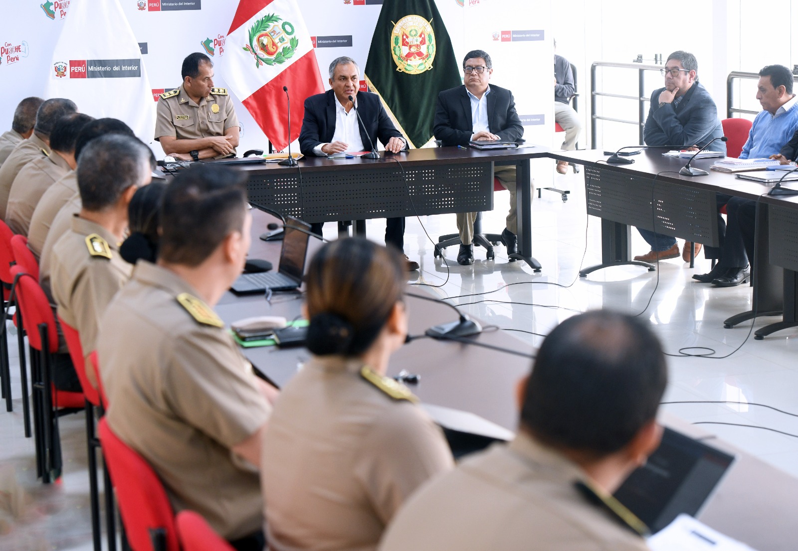 En el marco del fortalecimiento de la función policial, el ministro del Interior, Vicente Romero Fernández, se reunió hoy con los agregados policiales de nuestro país en el extranjero, quienes compartieron sus experiencias en materia de seguridad en las jurisdicciones donde desempeñaron dicha responsabilidad.
Se trata de 17 agregados policiales que acaban de regresar a Perú luego de estar dos años cumpliendo las funciones en países como Estados Unidos, Francia, Italia, España, Argentina, Brasil, Bolivia, México, Ecuador, Colombia, Chile, Panamá, Paraguay, El Salvador, Reino Unido de Gran Bretaña e Irlanda del Norte, entre otros.
Durante la reunión los oficiales expusieron sus experiencias recogidas, en el ámbito de sus funciones, en los destinos a los cuales fueron acreditados, además de dar a conocer la forma de trabajo, la formación policial, capacitación y reglamentos de las instituciones policiales con las cuales interactuaron.
“Les agradezco mucho por su presencia en esta reunión. El conocimiento y la experiencia son cosas que van de la mano, pero no tienen éxito si no se comparten y este es el objetivo de hoy. Siempre hemos trabajado con puertas abiertas y por eso estamos dispuestos a escuchar sus propuestas, sugerencias y mejoras que ayuden a fortalecer la función policial y, con ello, la vida de muchísimos peruanos”, indicó el ministro.
Refirió que es muy importante intercambiar experiencias para replicar lo bueno y aprender en base a lo que funciona mejor en otros países, como en lo relacionado a la
capacitación y especialización en materia de formación de oficiales, suboficiales y cadetes, especialmente en las áreas de seguridad ciudadana
A la reunión desarrollada esta mañana en la sede ministerial, también asistieron el jefe de gabinete de asesores Jaime Reyes y el general PNP Eduardo Tristán, Director de Asuntos Internacionales de la Policía Nacional del Perú.