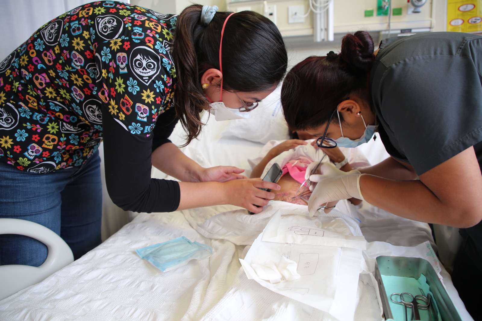 Niña siendo revisada por la médica