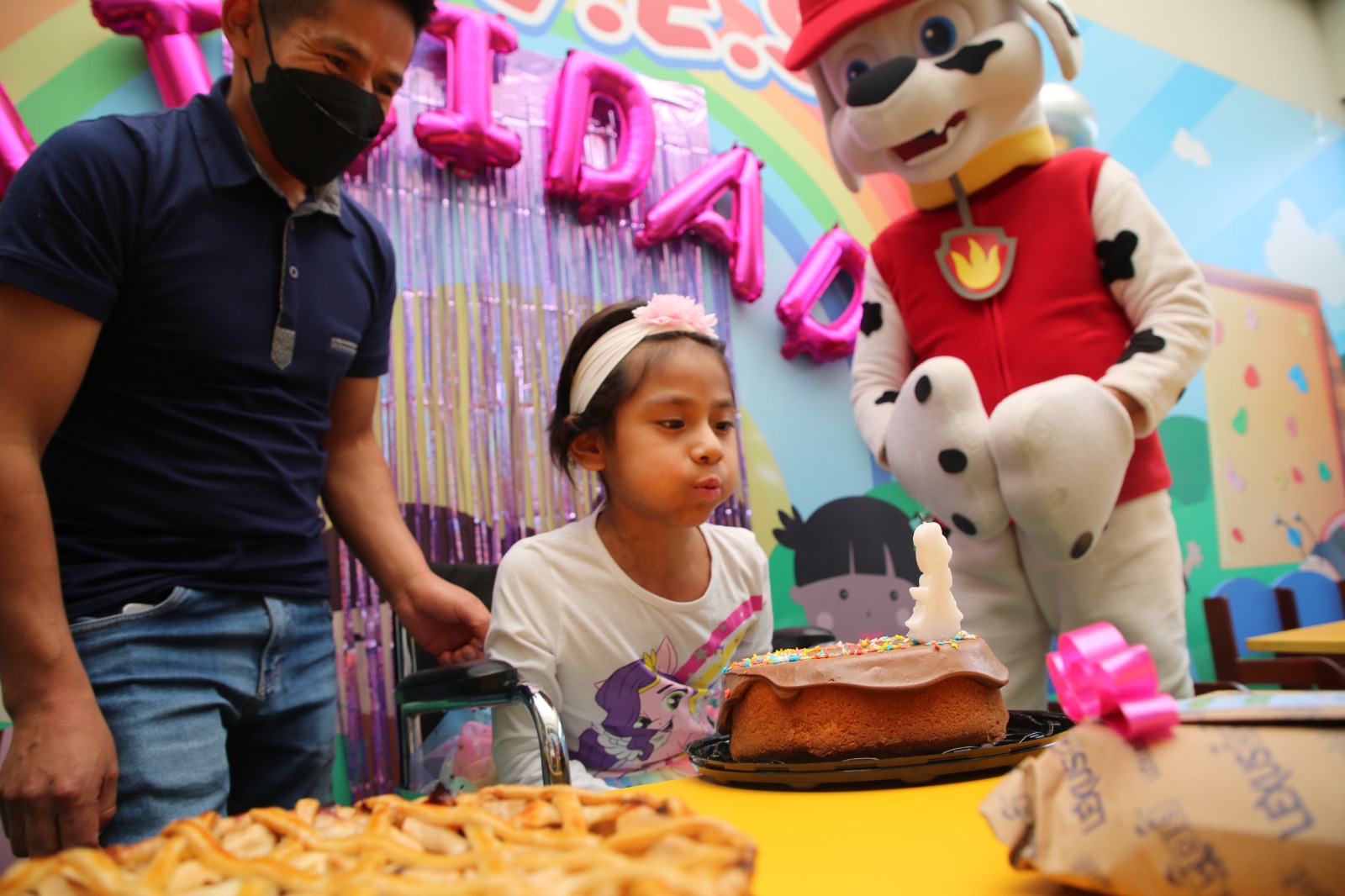 Niña celebrando su alta