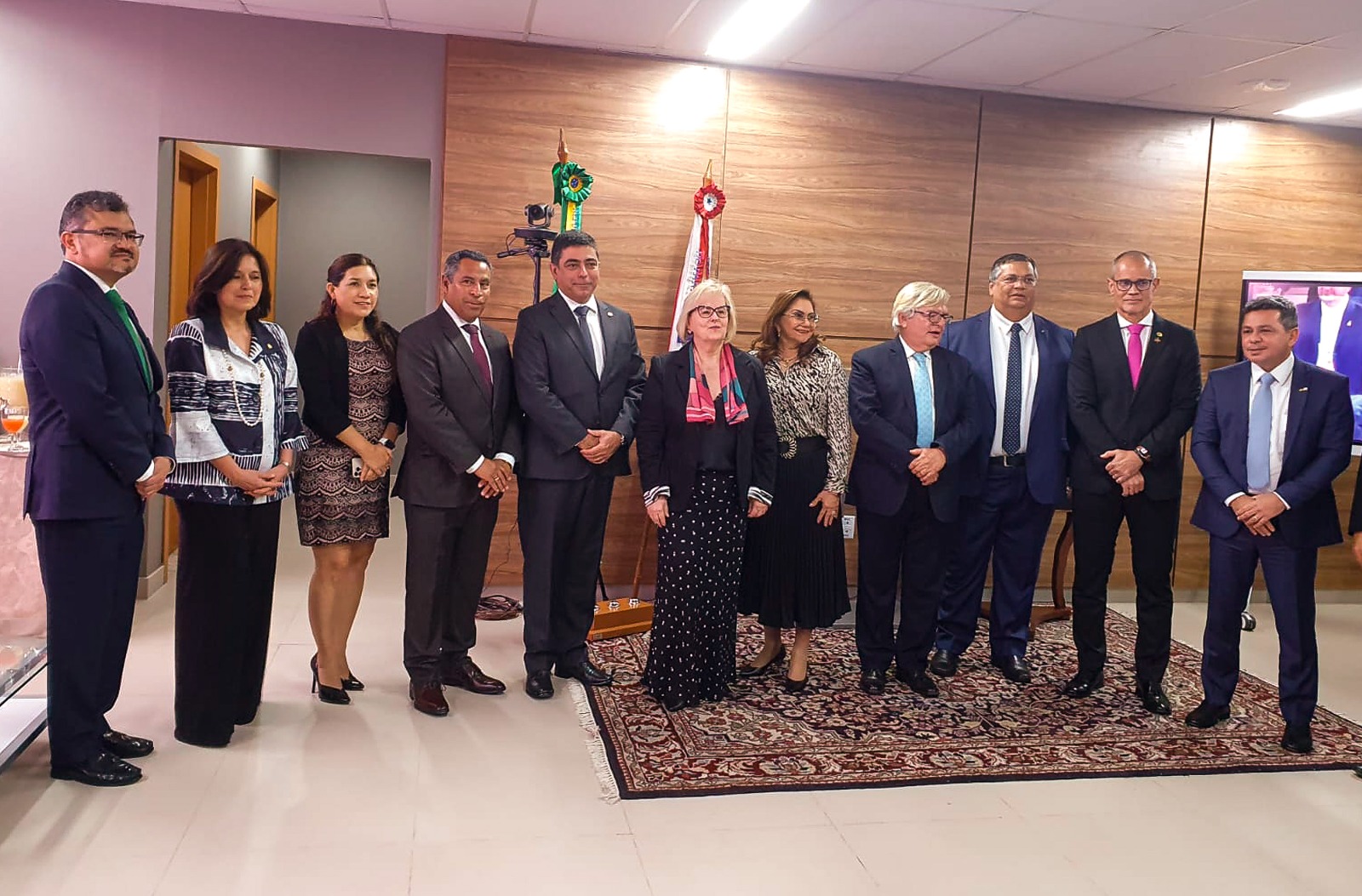 La presidenta del Supremo Tribunal Federal y del Consejo Nacional de Justicia de Brasil, ministra Rosa Weber, junto a los invitados internacionales y el presidente del TC Francisco Morales.