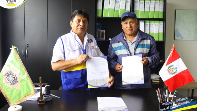 Alcalde Jorge Obispo Firma el Convenio Interinstitucional Con el Presidente de la Comunidad Campesina de Llanac